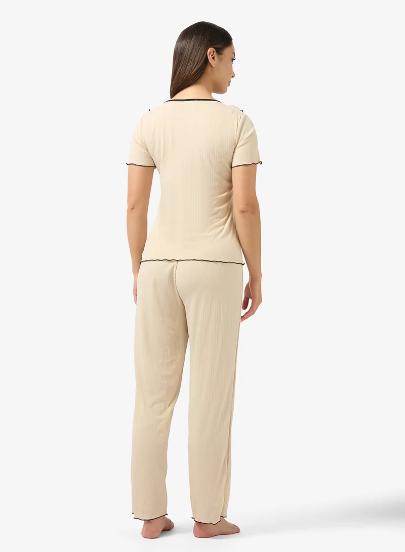 جينجر طقم بيجاما وتيشيرت بقصة مريحة وحواف متباينة