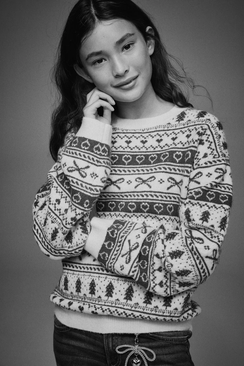 اتش اند ام كنزة واسعة مزيّنة بطبعة