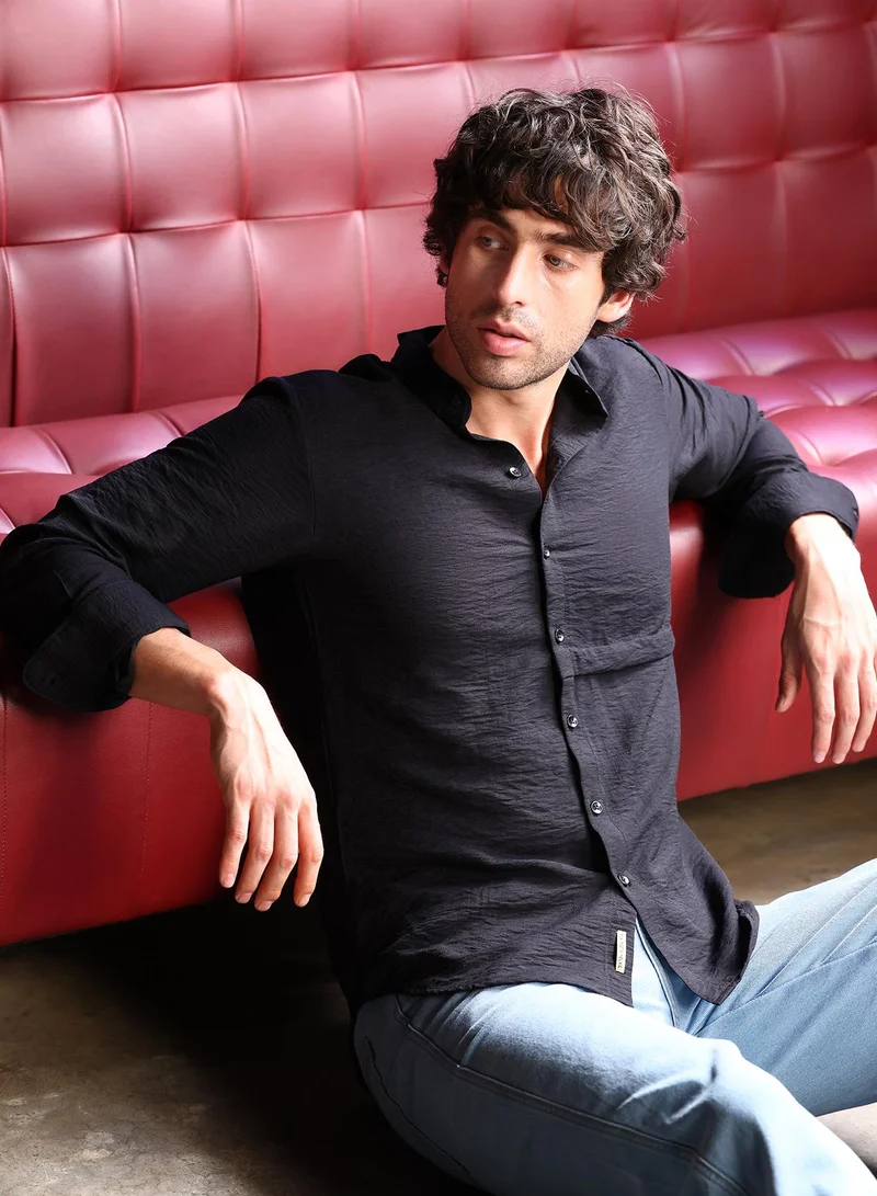 كامبوس سوترا قميص رجالي بياقة ماندرين وأكمام طويلة بأزرار وحافة منحنية، قماش منسوج بلون أسود صلب مطوي للاستخدام اليومي والكاجوال