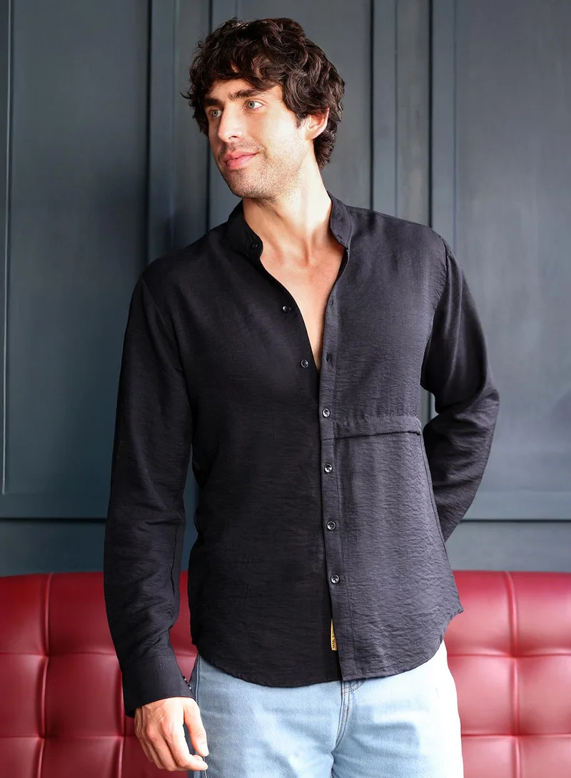 كامبوس سوترا قميص رجالي بياقة ماندرين وأكمام طويلة بأزرار وحافة منحنية، قماش منسوج بلون أسود صلب مطوي للاستخدام اليومي والكاجوال