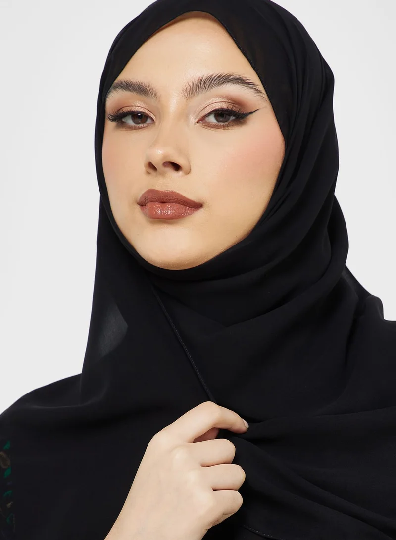 هيا كلوزيت عباية مطرزة