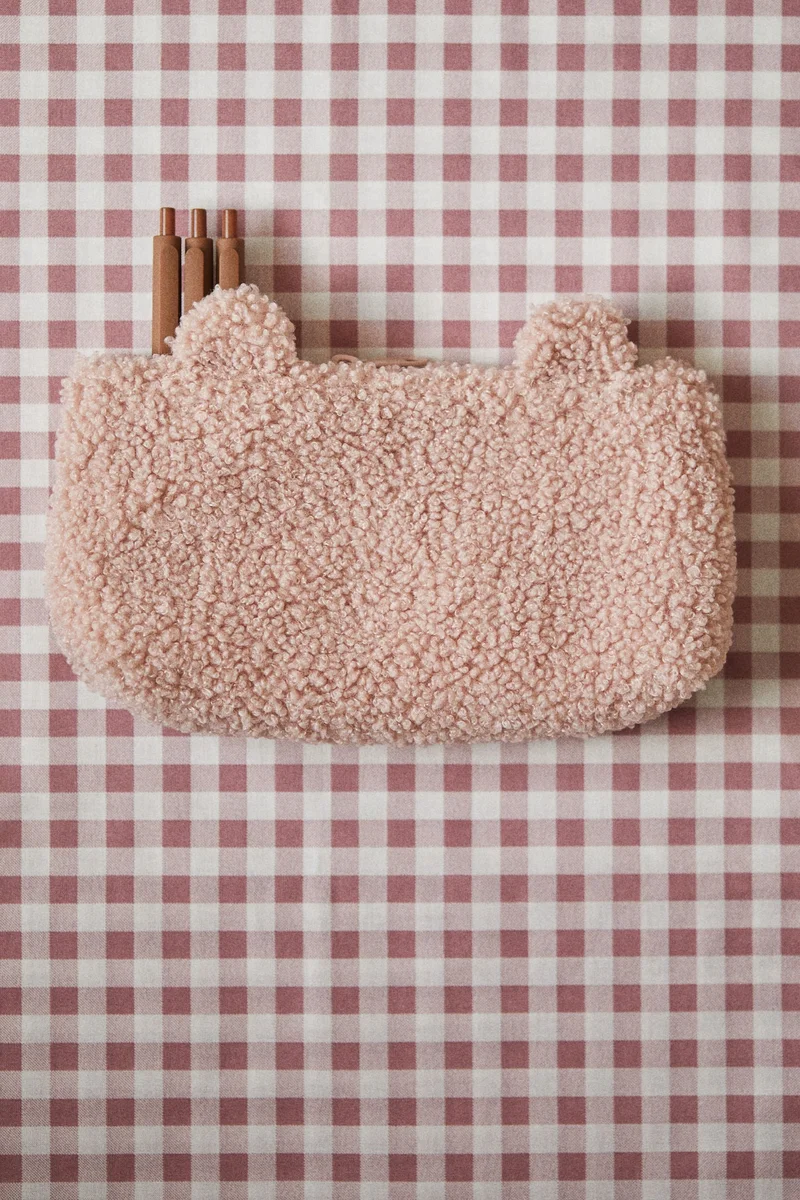 اتش اند ام مقلمة من نسيج تيدي