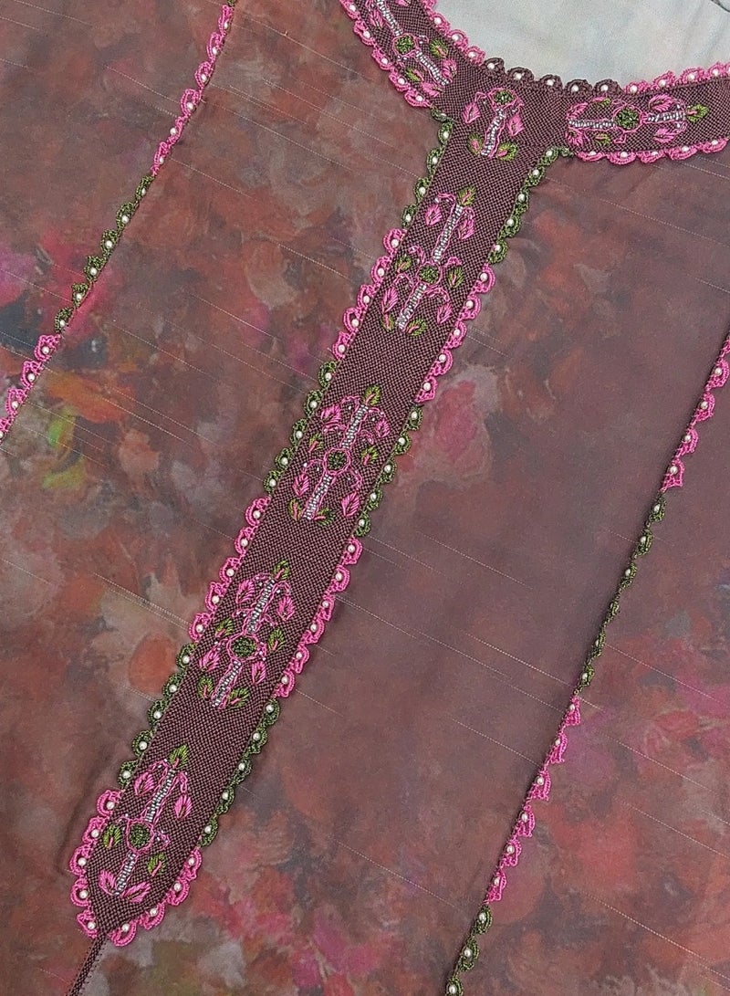 الريش البنفسجي  فستان رندة تطريز مغربي مع تصميم لؤلؤ أبيض المقاس: S - Image 2