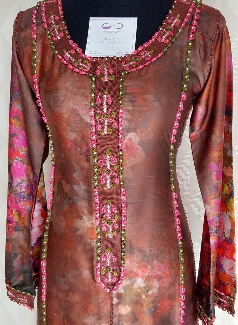 الريش البنفسجي  فستان رندة تطريز مغربي مع تصميم لؤلؤ أبيض المقاس: S - Image 1