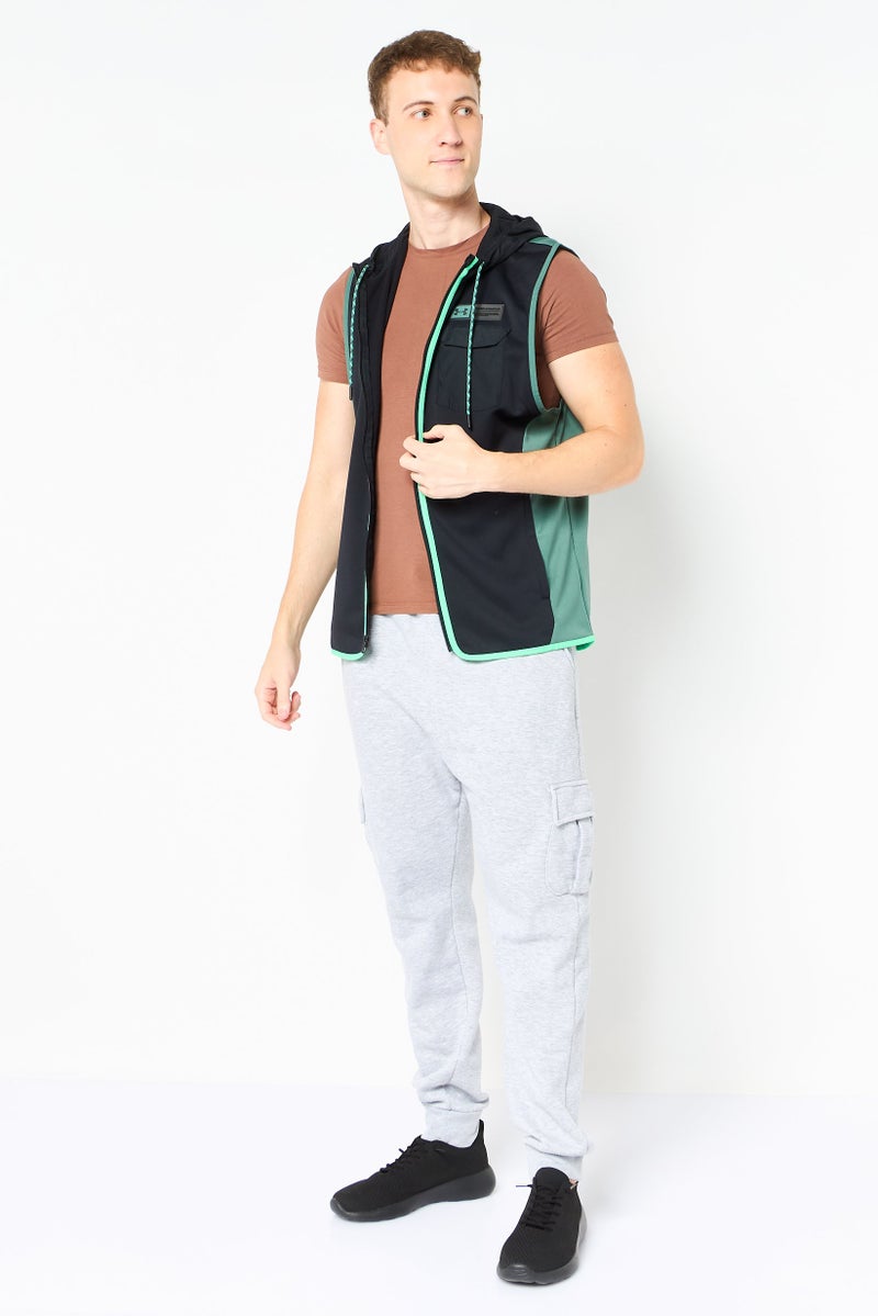 UNDER ARMOUR سترة تدريب بلا أكمام للرجال بتصميم فضفاض مع غطاء رأس، سوداء - Image 4