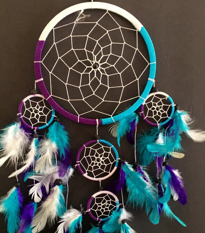أوما Oma Dream Catcher - ألوان صبغة ربطة عنق تقليدية مصنوعة يدويًا فيروليز الأرجواني والأبيض - الحجم الكبير - 9 "" قطر و 30 "" طويل - Image 5