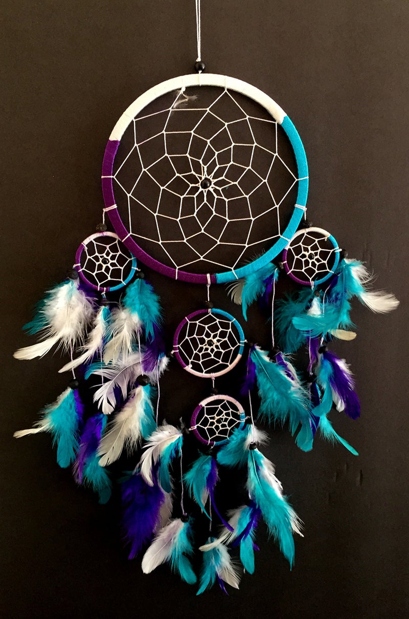 أوما Oma Dream Catcher - ألوان صبغة ربطة عنق تقليدية مصنوعة يدويًا فيروليز الأرجواني والأبيض - الحجم الكبير - 9 "" قطر و 30 "" طويل - Image 4