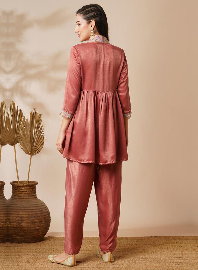 جلو باص جلوبس سنيكرز مزين بالترتر والدانتيل مع بنطلون قطني ودوتي - Image 3