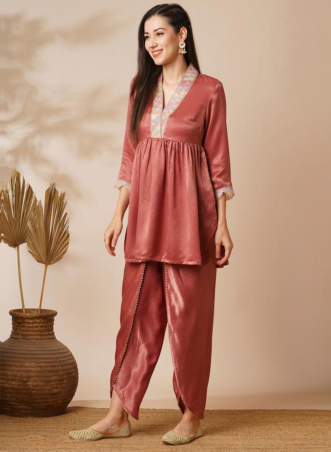 جلو باص جلوبس سنيكرز مزين بالترتر والدانتيل مع بنطلون قطني ودوتي - Image 2