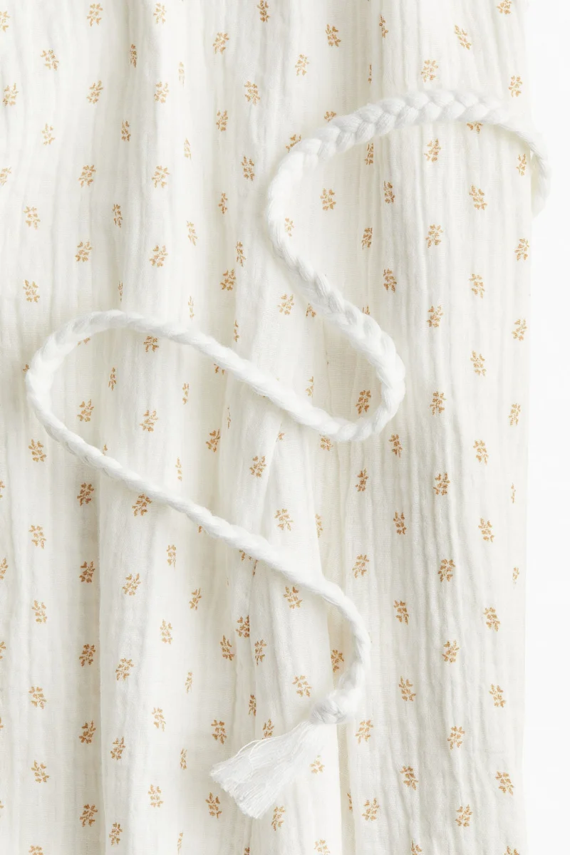 اتش اند ام فستان بحزام خصر وأكمام منفوخة