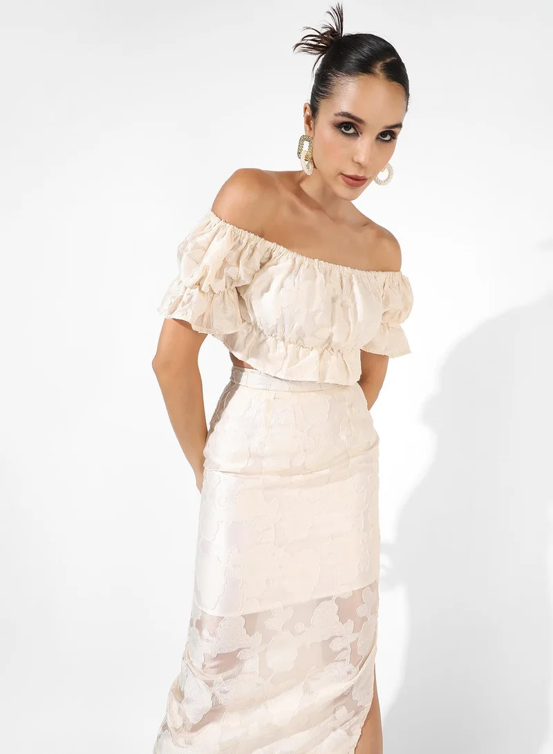 كامبوس سوترا طقم نسائي مطرز باللون الأبيض قبالة الكتف للملابس الكاجوال