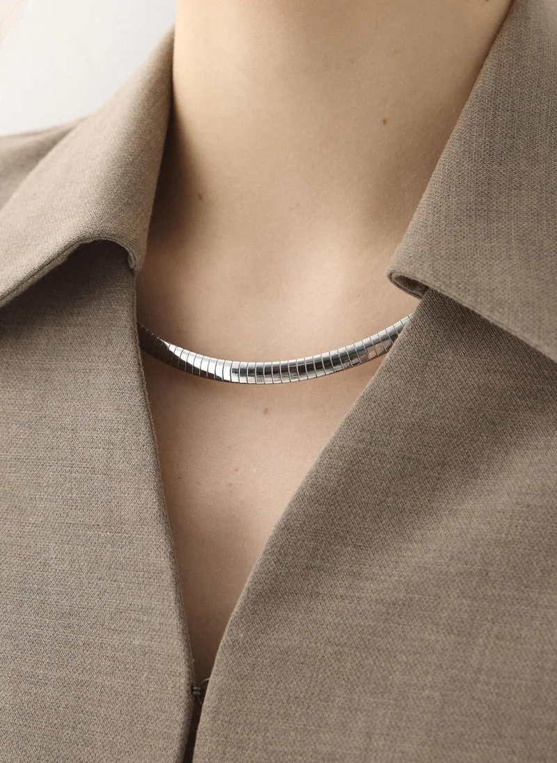 Round necklace with a ribbed texture