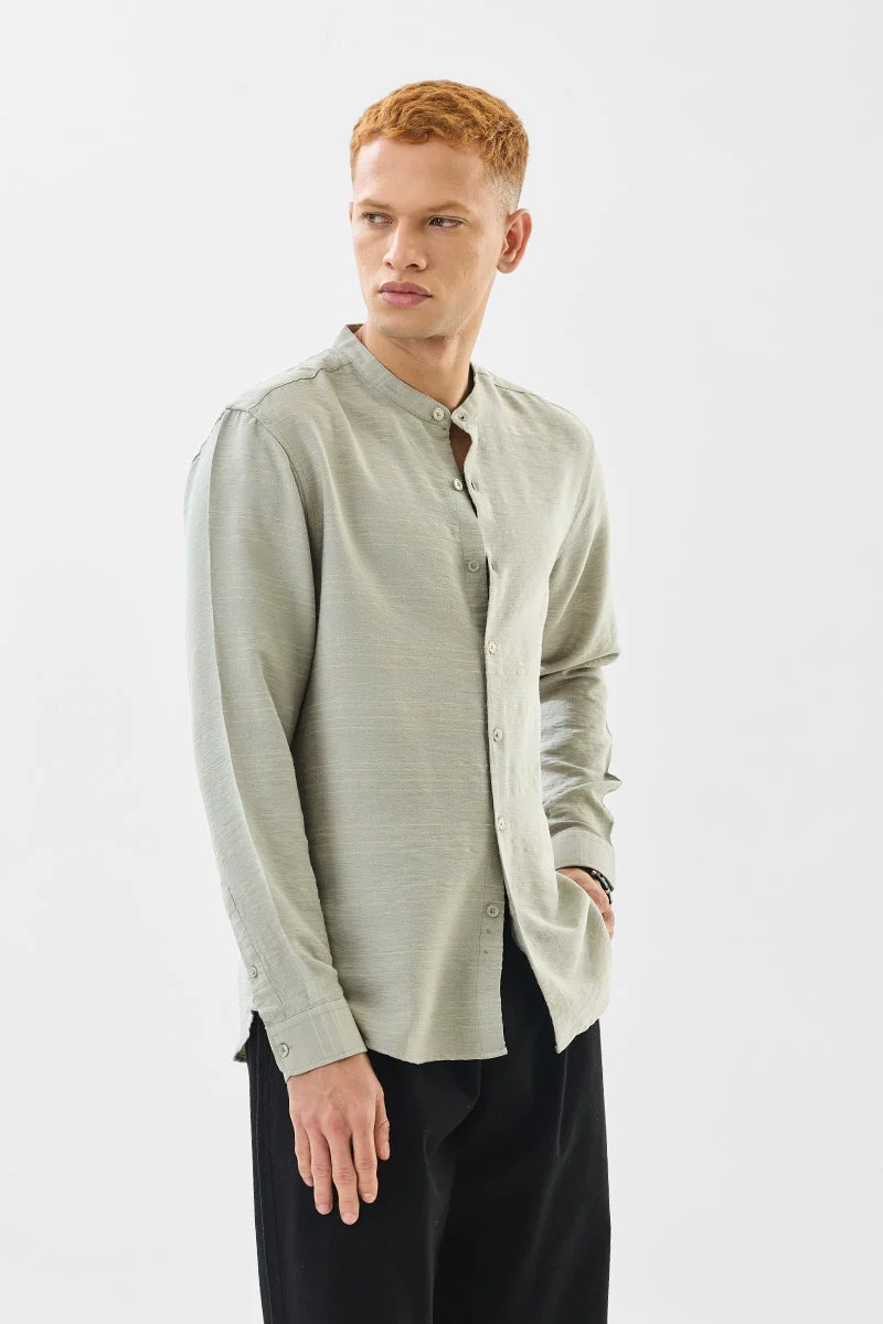 سنيتش قميص مخطط أخضر فاتح بقصة ضيقة