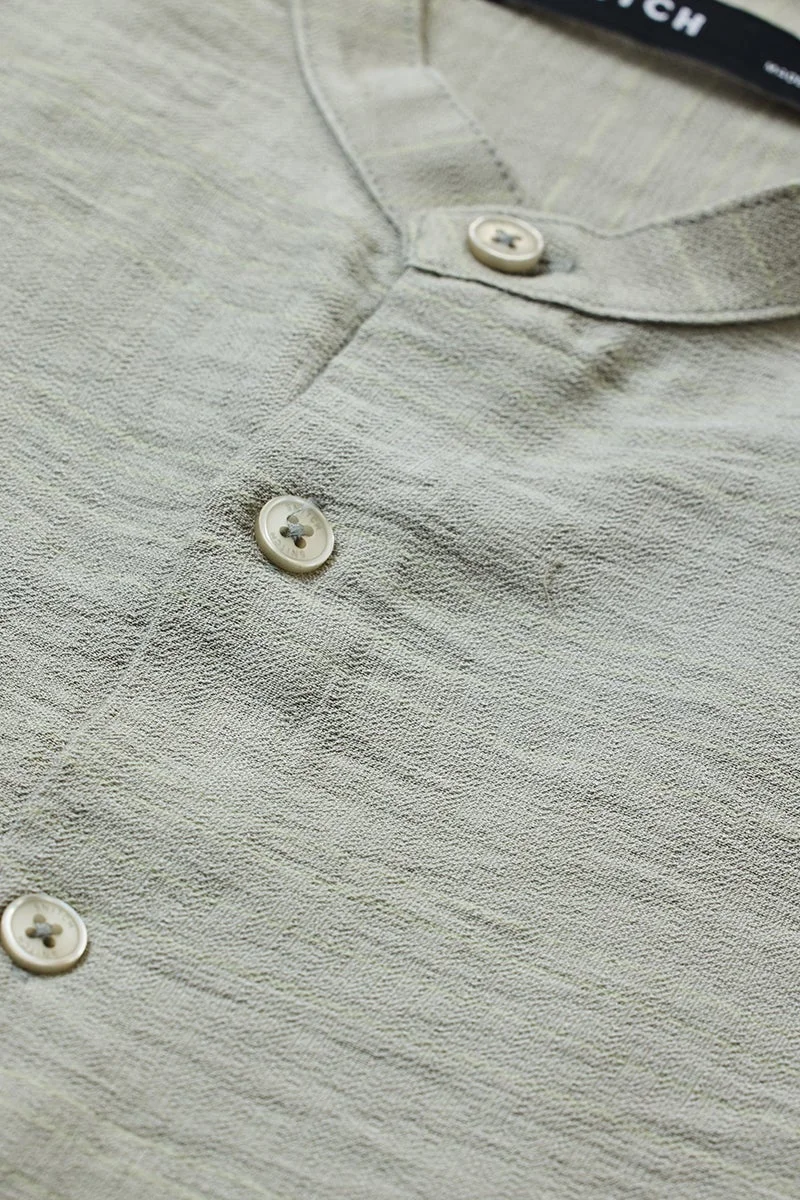 سنيتش قميص مخطط أخضر فاتح بقصة ضيقة