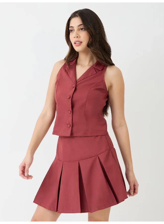 جلو باص سترة نسائية بياقة مشقوقة وتنورة قصيرة مطوية