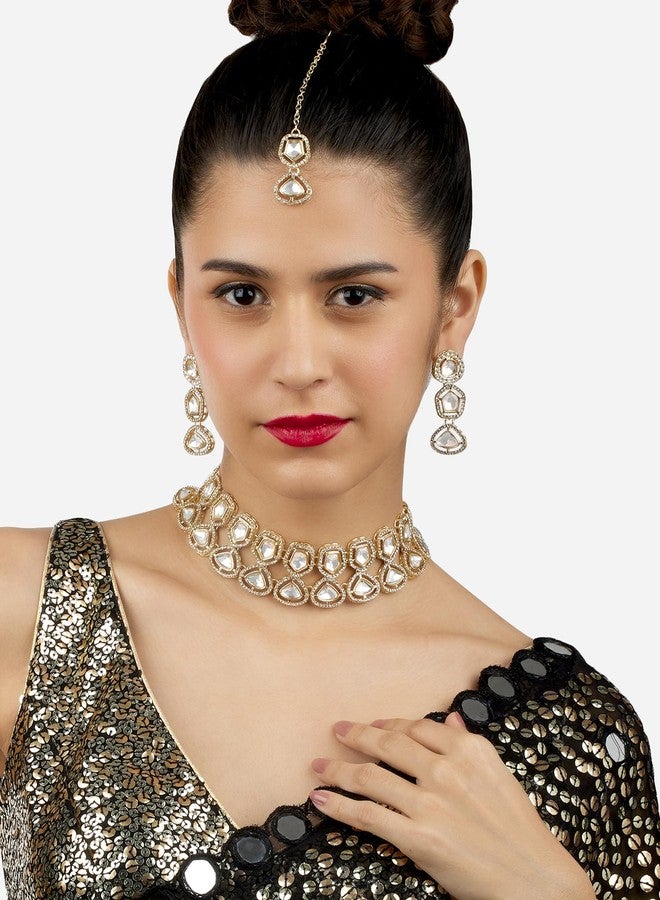 Zaveri Pearls طقم عقد تشوكر وأقراط ومانغ تيكا من زافيري بيرلز، مطلي بالذهب، مرصع بألماس نمساوي لامع وأحجار صناعية - ZPFK17102 - Image 2