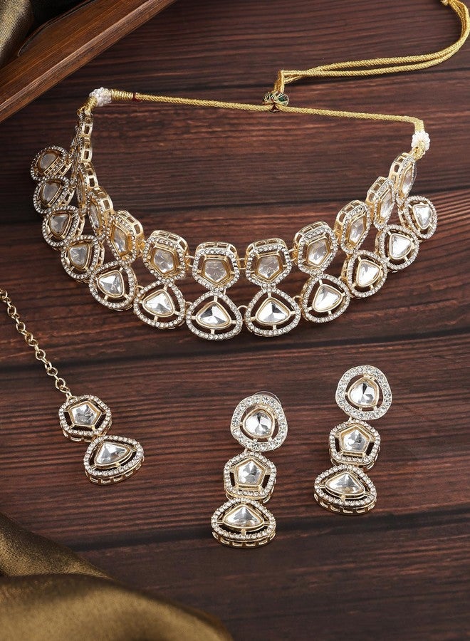 Zaveri Pearls طقم عقد تشوكر وأقراط ومانغ تيكا من زافيري بيرلز، مطلي بالذهب، مرصع بألماس نمساوي لامع وأحجار صناعية - ZPFK17102 - Image 3