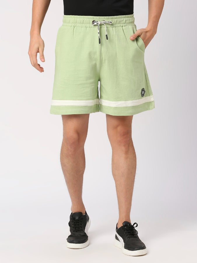 شورتات بيينغ هيومان باللون الأخضر الفاتح بتصميم عادي للرجال