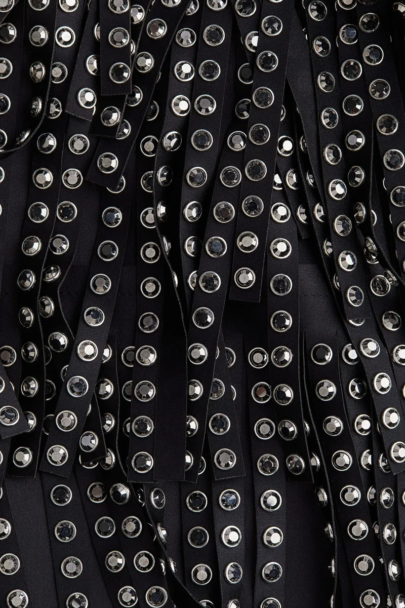 اتش اند ام تنورة بشراشيب مزيّنة بأحجار الراين