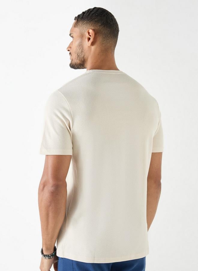 ايكونيك تيشيرت بارز الملمس بياقة ضيّقة وأكمام قصيرة من آيكونيك - Image 3