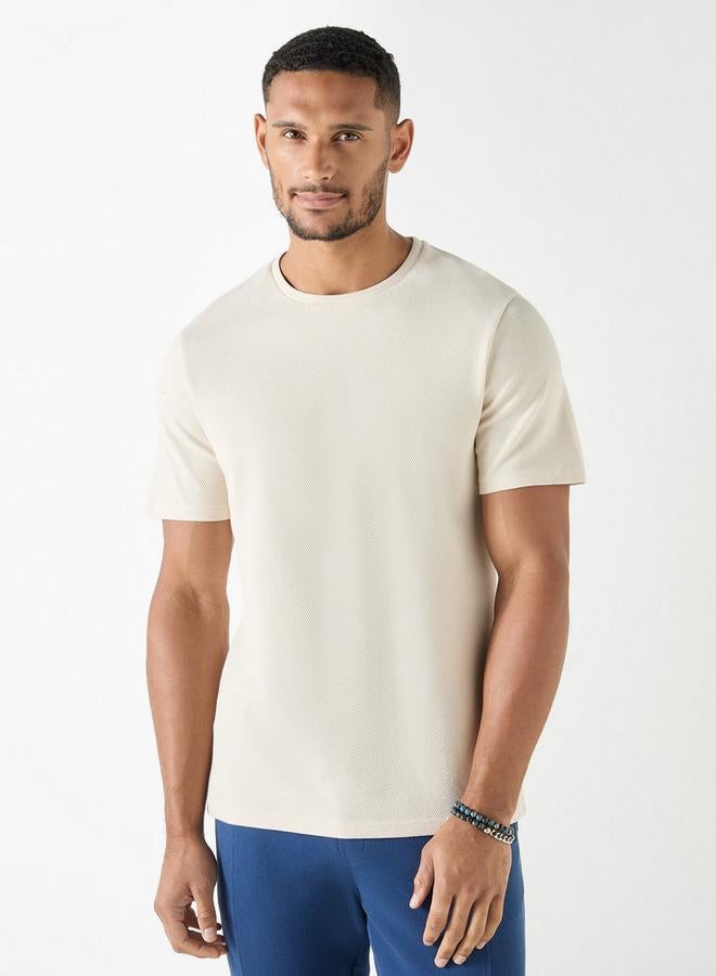 ايكونيك تيشيرت بارز الملمس بياقة ضيّقة وأكمام قصيرة من آيكونيك - Image 1