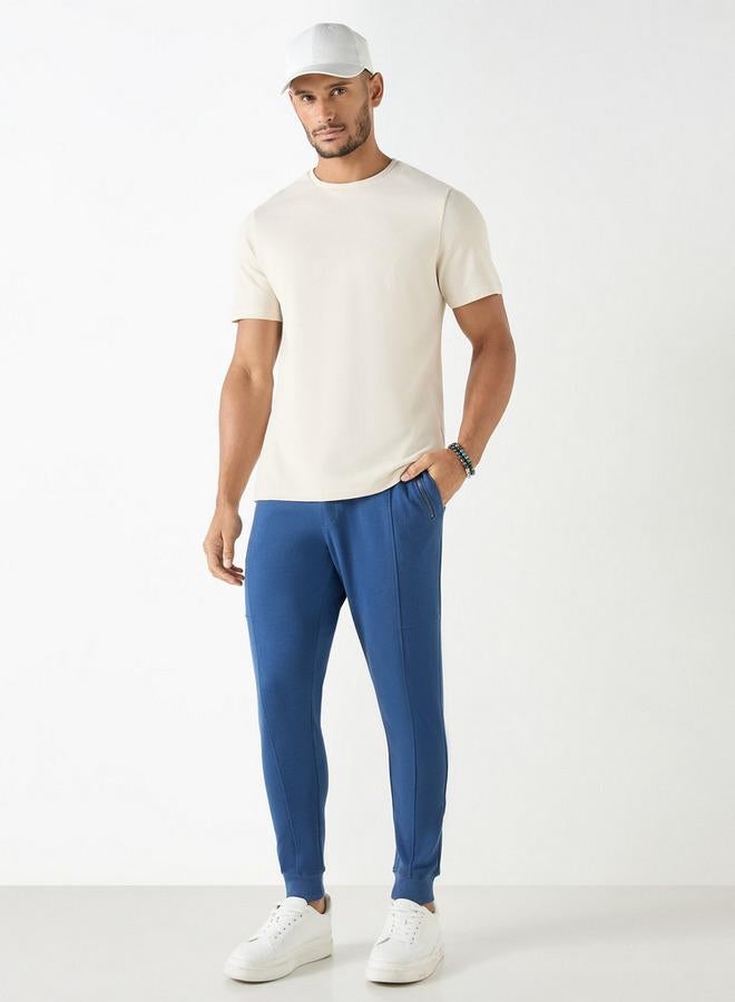 ايكونيك تيشيرت بارز الملمس بياقة ضيّقة وأكمام قصيرة من آيكونيك - Image 2