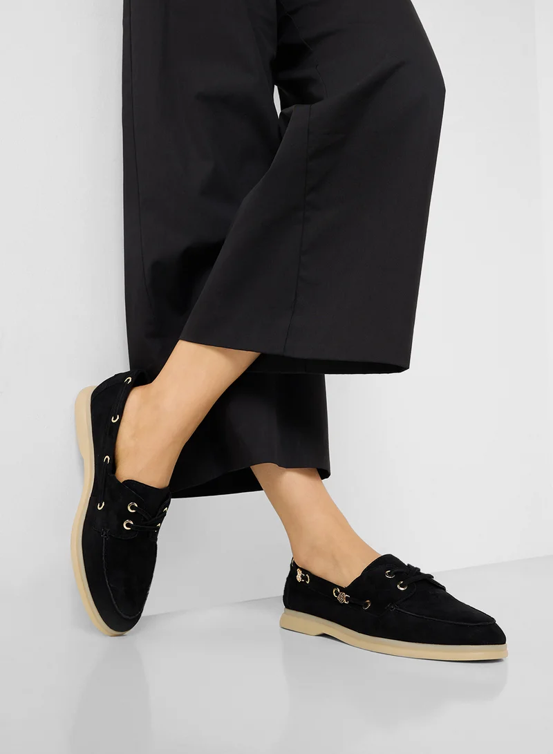 جس Lace Up Detailed Slip Ons