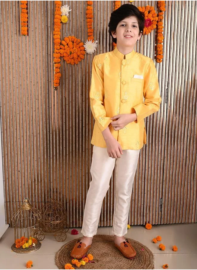 ليلك Emroidered Kurta with Pyjama Set
