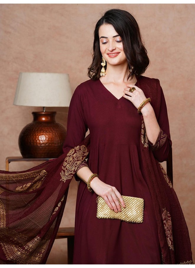 آني ديزاينر - قميص أناركلي كورتا نسائي من مزيج الرايون مع بنطلون ووشاح من تصميم ANNI DESIGNER (Magic-Wine-NDM_S_Wine_Small) - Image 1
