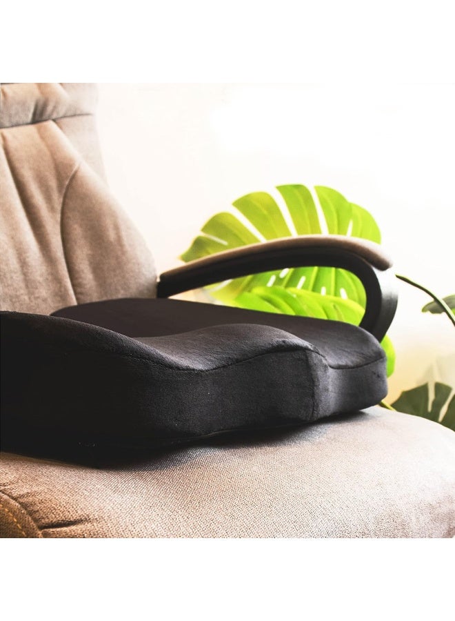 وسادة مقعد من إسفنج الذاكرة بتصميم محيطي أسود - تصميم مريح على شكل حرف W لدعم وضعية الجسم، وتخفيف آلام عرق النسا والظهر، وراحة عظم العصعص والورك، وقاعدة مضادة للانزلاق، وغطاء مخملي قابل للغسل - مثالية لكرسي المكتب، والسيارة، والكراسي المتحركة، واليوغا، والاستخدام المنزلي - Image 4