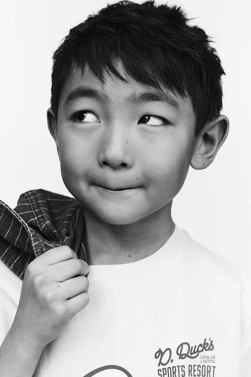 اتش اند ام تي-شيرت واسعة مزيّنة بطبعة