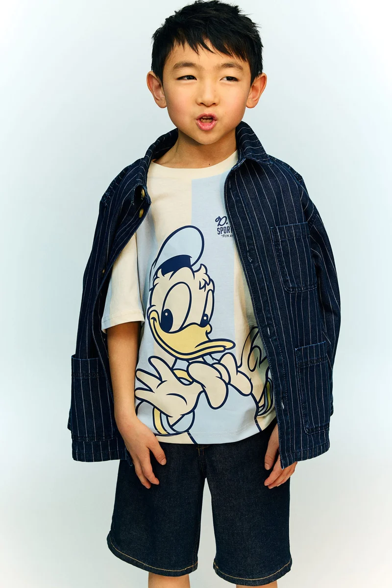 اتش اند ام تي-شيرت واسعة مزيّنة بطبعة