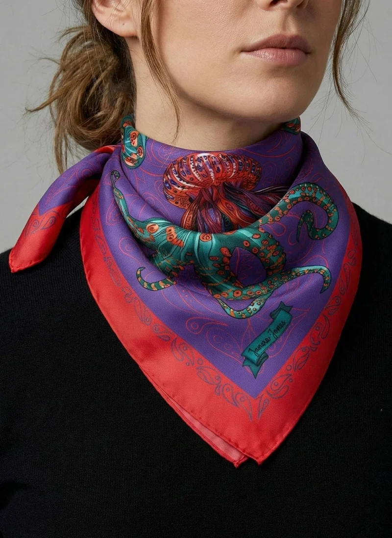 جانارا جونز وشاح ساتان تويل ليلكي بنقشة بحرية