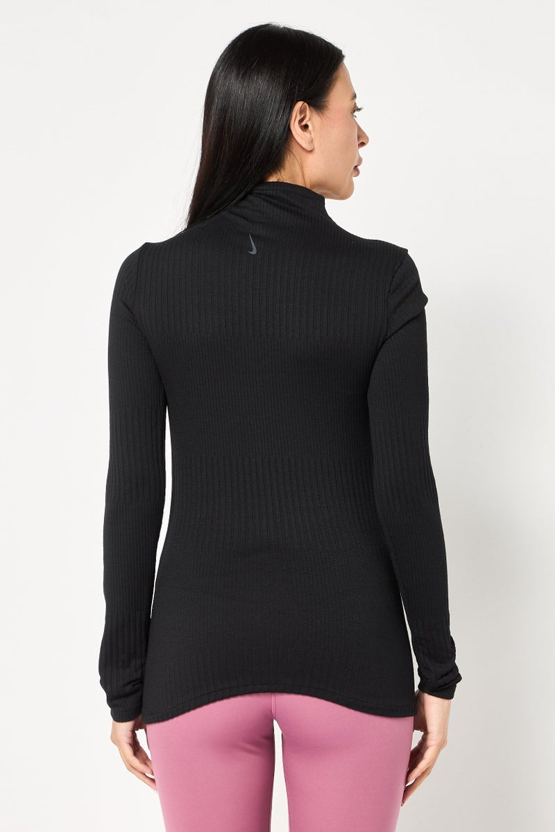 Nike تي شيرت يوغا نسائي ضيق بأكمام طويلة، أسود - Image 4