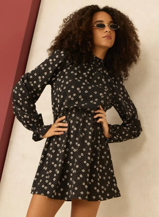 أوجيدر فستان قصير بياقة عالية وطبعة صغيرة