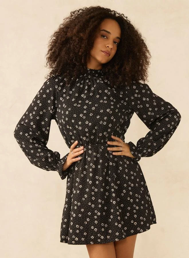 أوجيدر فستان قصير بياقة عالية وطبعة صغيرة