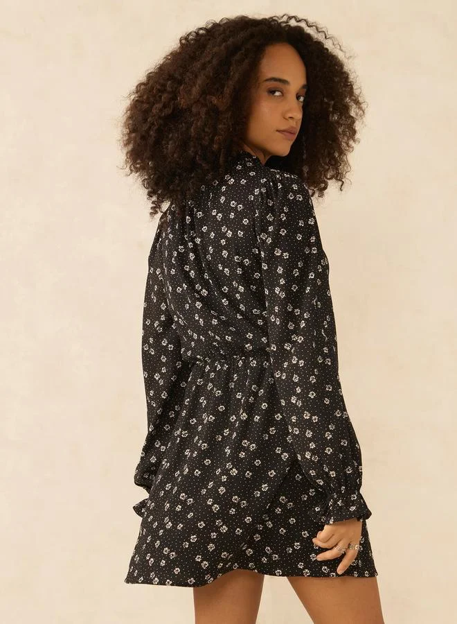 أوجيدر فستان قصير بياقة عالية وطبعة صغيرة