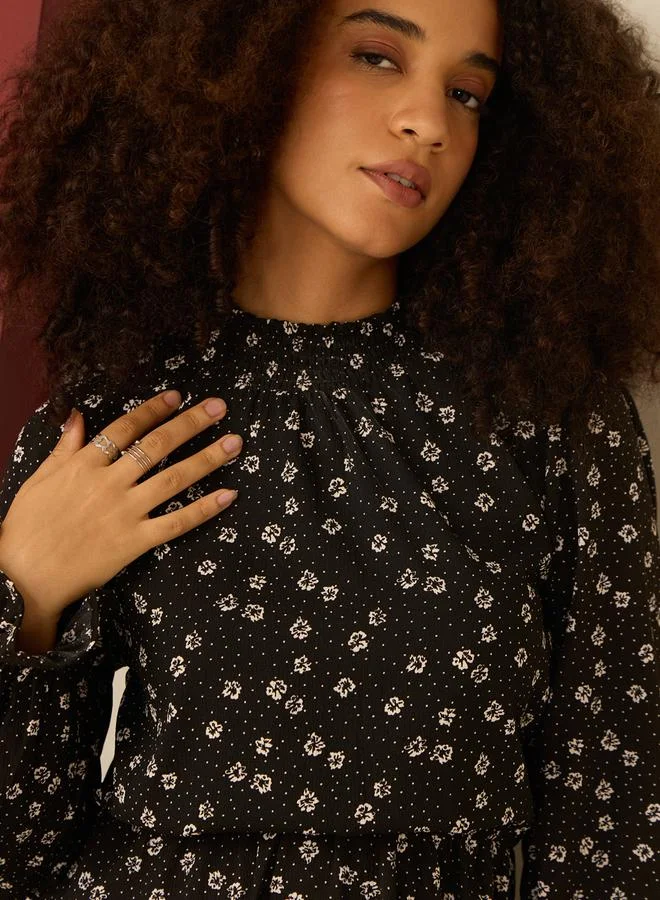 أوجيدر فستان قصير بياقة عالية وطبعة صغيرة