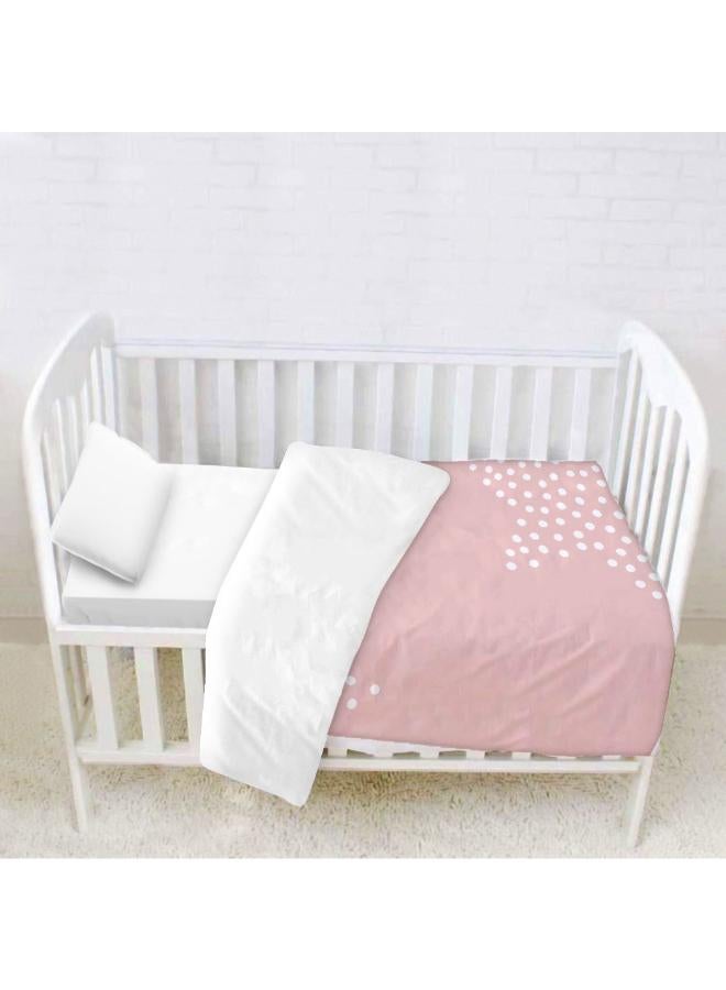 غطاء سرير نجوم وردية. نوم عالي الجودة أولوية للأطفال حديثي الولادة، لضمان نموهم الصحي. طقم الفراش فائق النعومة لدينا مثالي لغرفة طفلكِ الرضيع والطفل الصغير.