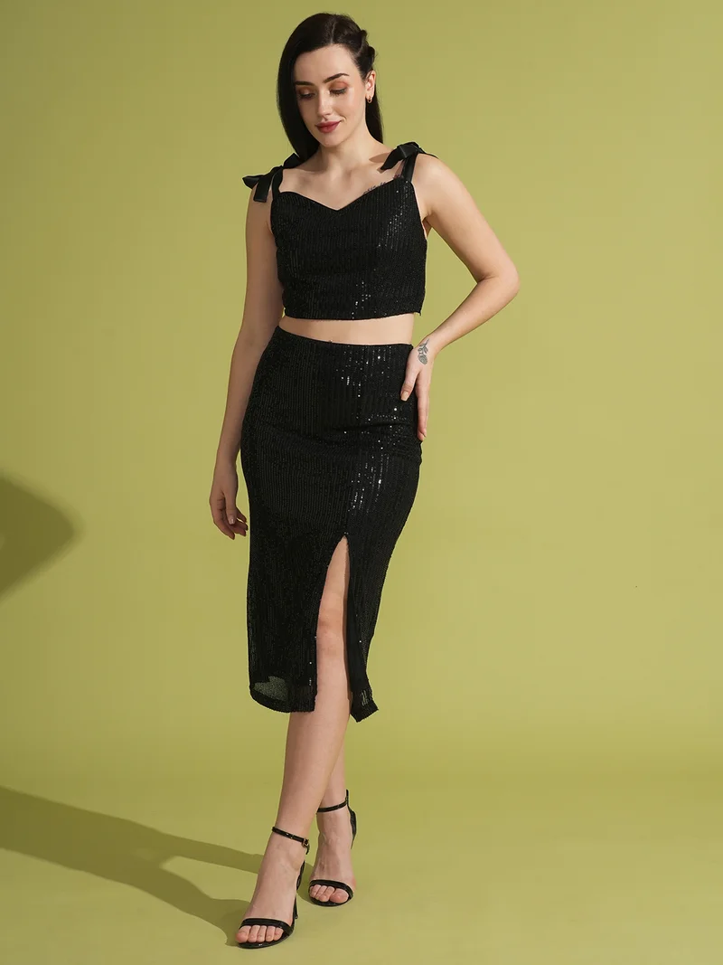 جلو باص بلوزة نسائية بياقة قلب مزينة مع تنورة من جلوبس