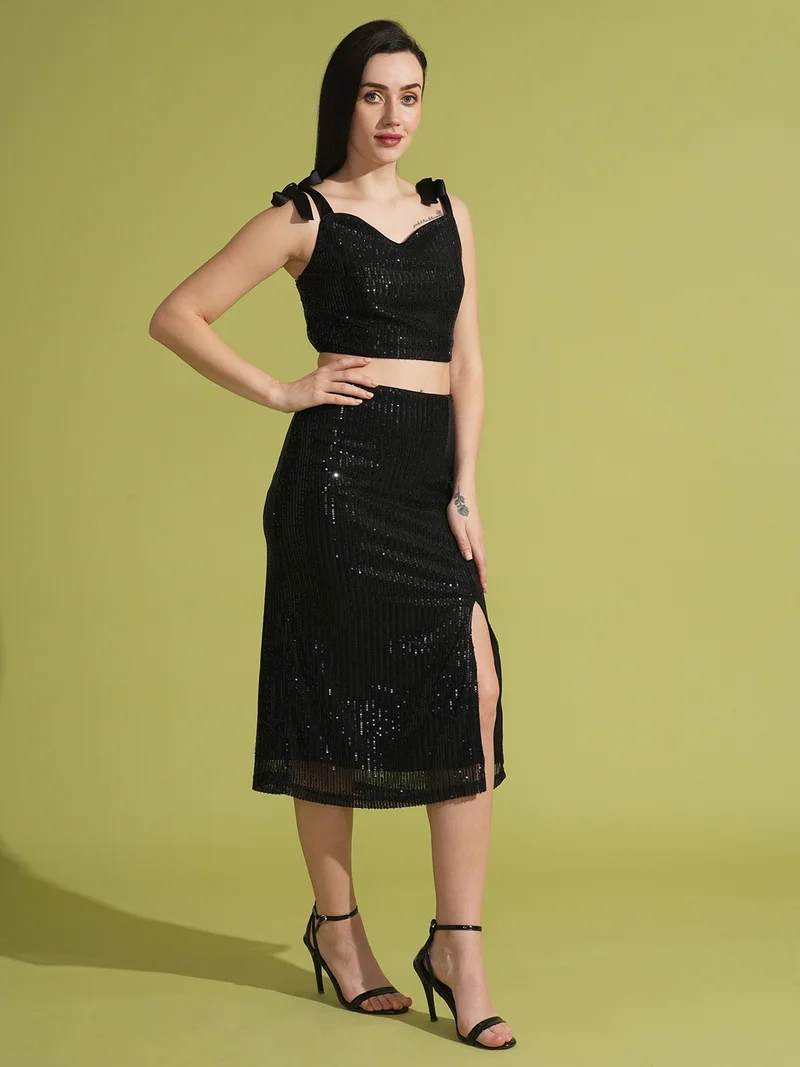 جلو باص بلوزة نسائية بياقة قلب مزينة مع تنورة من جلوبس