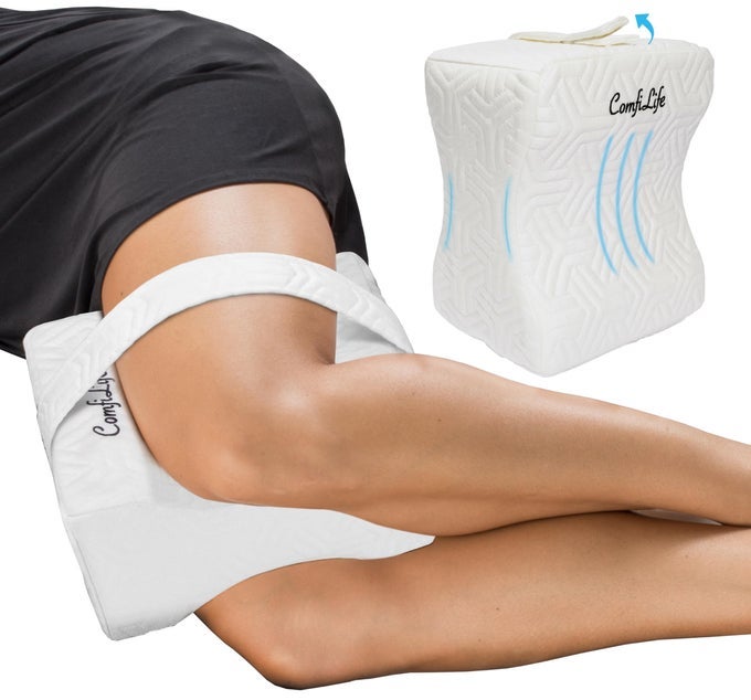 KNEE PILLOW FOR SIDE SLEEPERS COOLING LEG PILLOW FOR SIDE SLEEPING KNEE PILLOW WITH STRAP FOR HIP PAIN BACK PAIN SCIATICA PAIN RELIEF MEMORY FOAM HIP PILLOW CONTOUR DESIGN