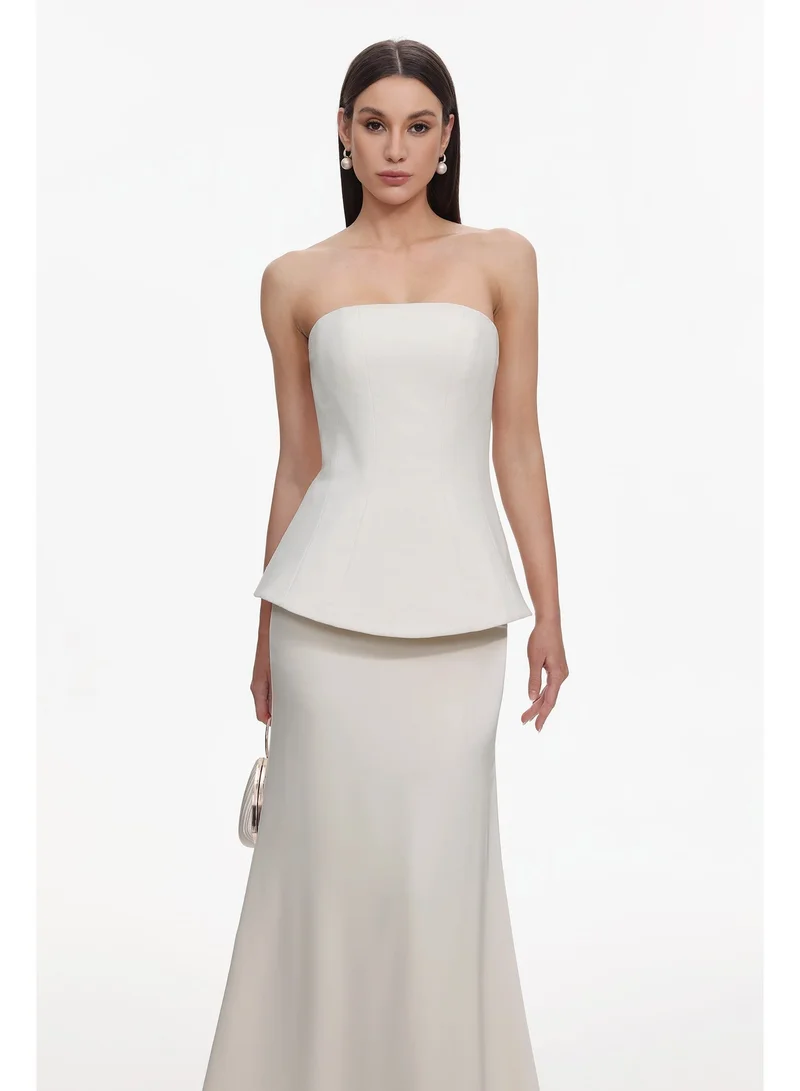 بيلا بارنيت طقم تنورة وبلوزة منسوجة بدون حمالات من غايو، بتصميم أنيق وقصة ضيقة.