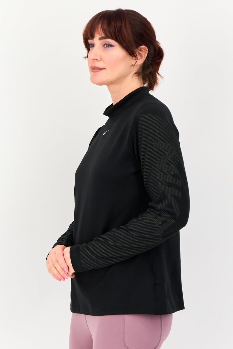 Nike بلوزة رياضية طويلة الأكمام للنساء بتقنية ثيرما فيت، سوداء - Image 4