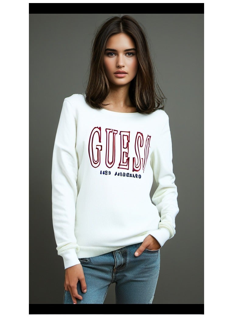 جس قميص نسائي من Guess بأكمام طويلة ورقبة دائرية باللون الأبيض مع شعار Guess مطبوع - مقاس كبير  - Image 1