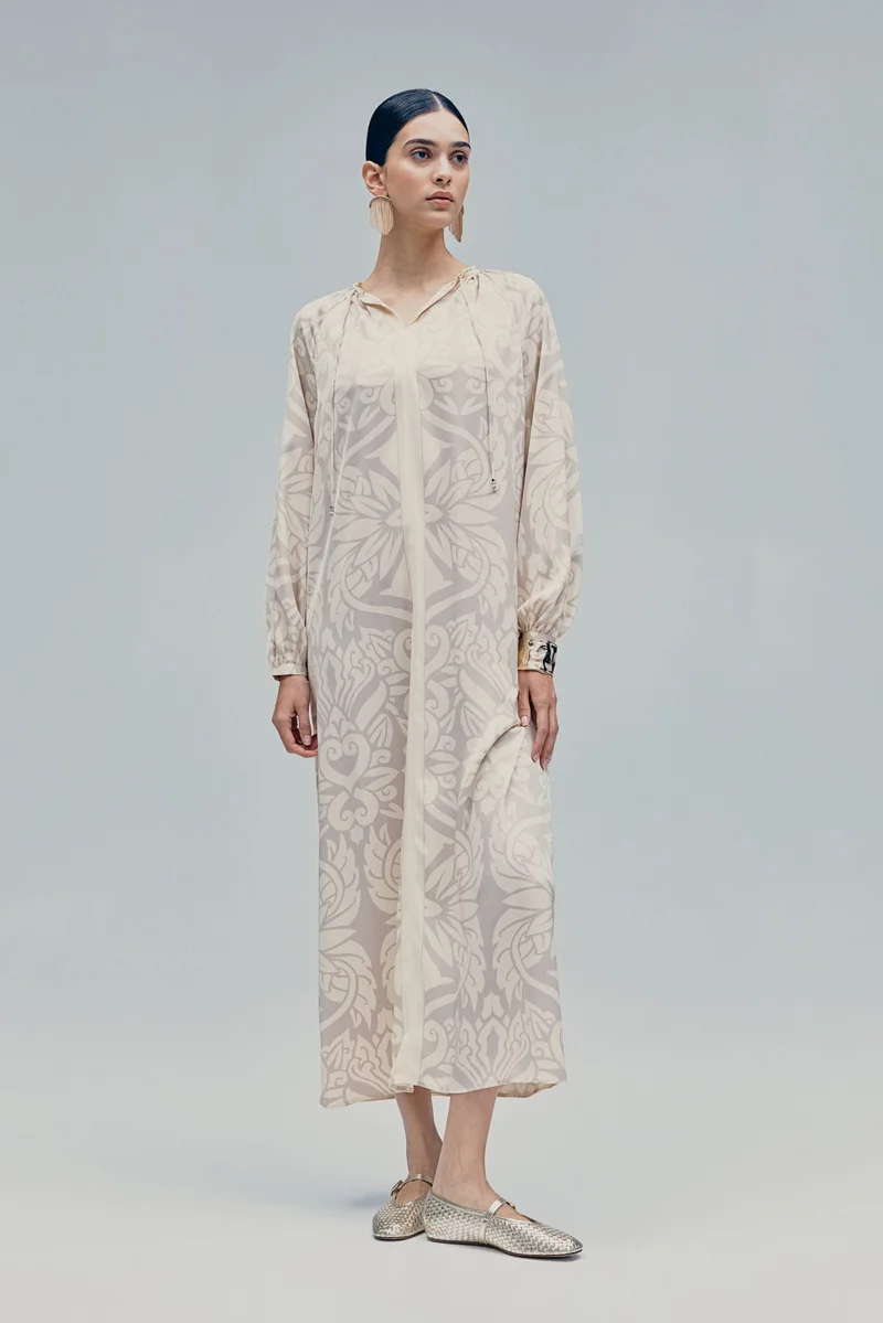 اتش اند ام فستان بأكمام واسعة