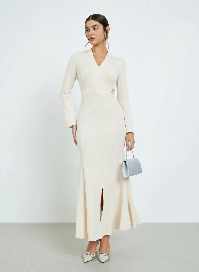 ستايلي فستان طويل مزين ببروش