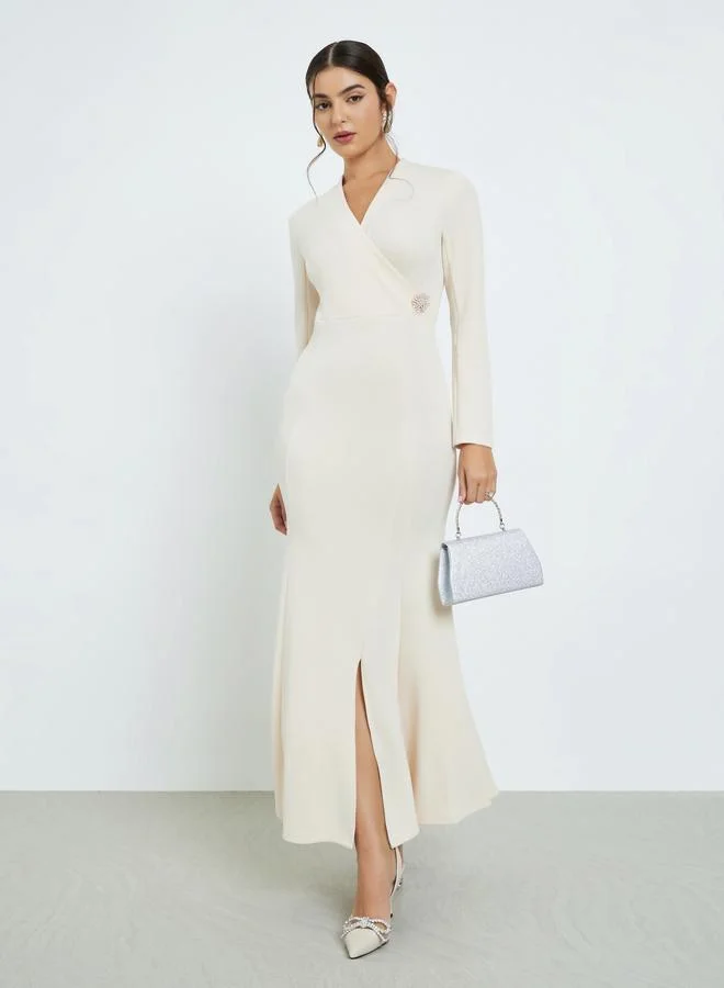 ستايلي فستان طويل مزين ببروش