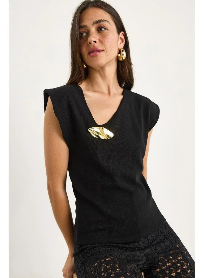 جينجر بلوزة بياقة على شكل حرف  بلمسة ذهبية