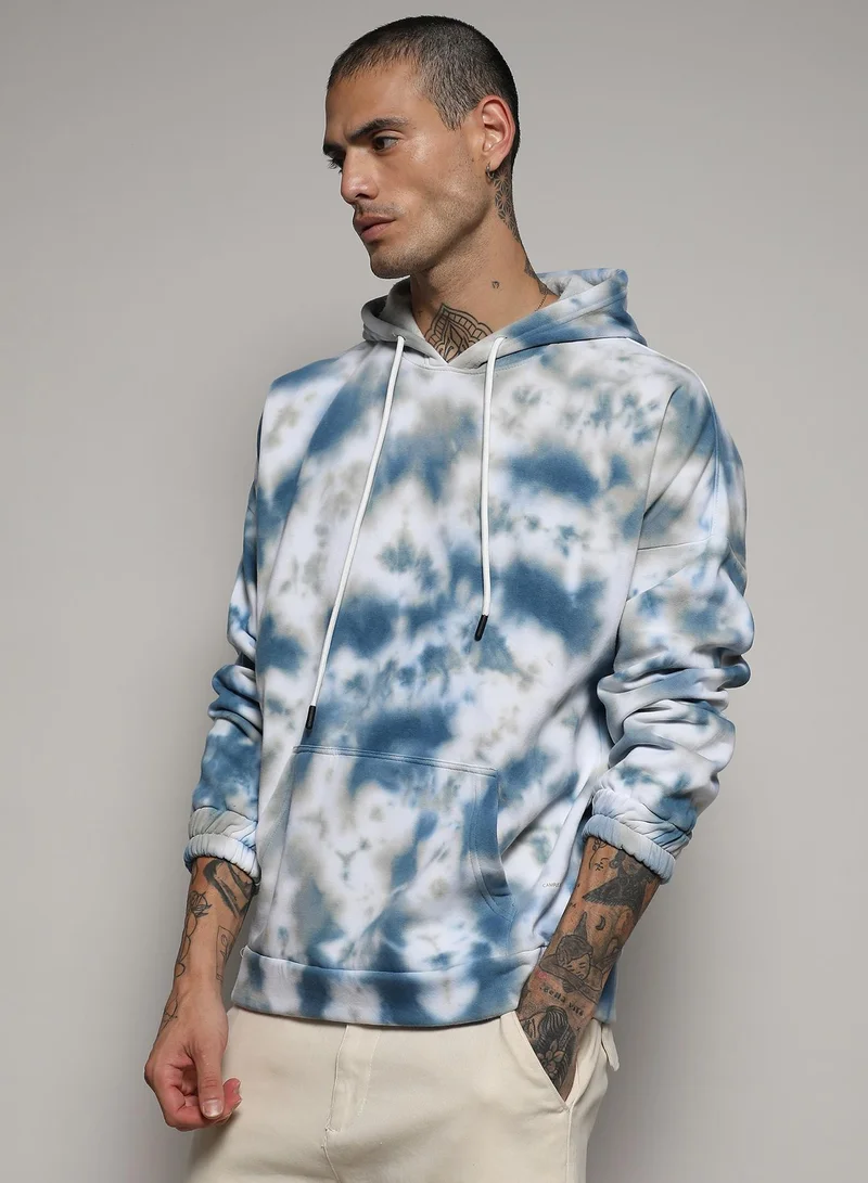 Campus Sutra Men's White & Indigo Blue Tie-Dye Hoodie With Kangaroo Pocket